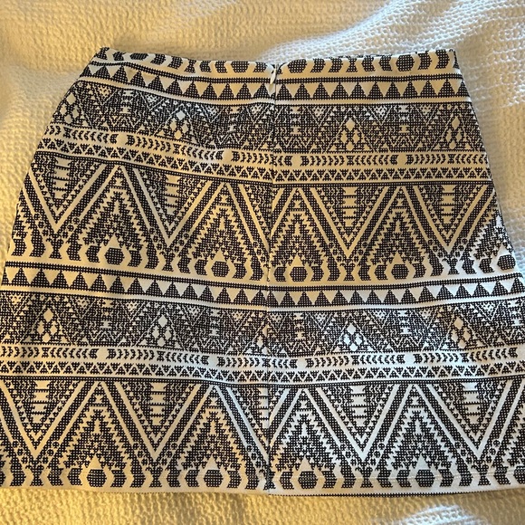 Black and white geometric pencil skirt. - Picture 3 of 4